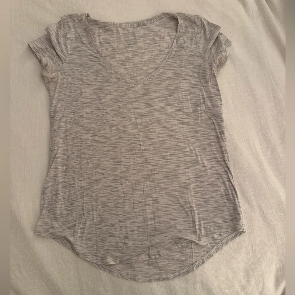lululemon athletica Heathered Gray Short Sleeve Tee - Picture 2 of 4